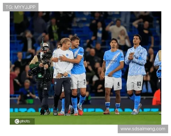 曼城对那不勒斯德布劳内第25分钟意外被换下 现场气氛骤变引发热议 曼城对那不勒斯德布劳内第25分钟意外被换下 现场气氛骤变引发热议