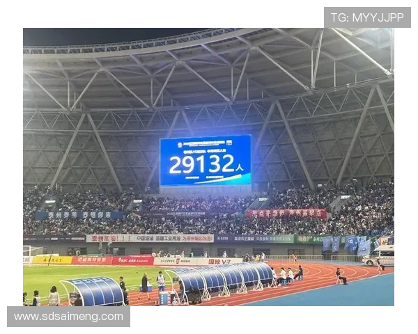 泰州勇士跳河砸窗救人展现无畏精神受邀现场观看苏超半决赛传递满满正能量